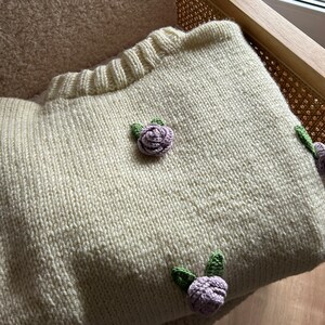 Handgefertigte Strickpullover mit Rosen Bild 3