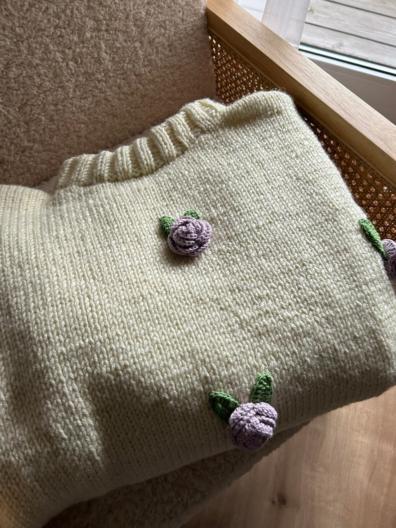 Handgefertigte Strickpullover mit Rosen Bild 3