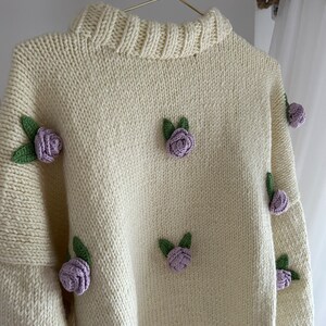 Handgefertigte Strickpullover mit Rosen Bild 2