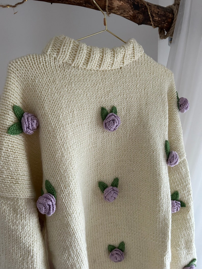 Handgefertigte Strickpullover mit Rosen Bild 2