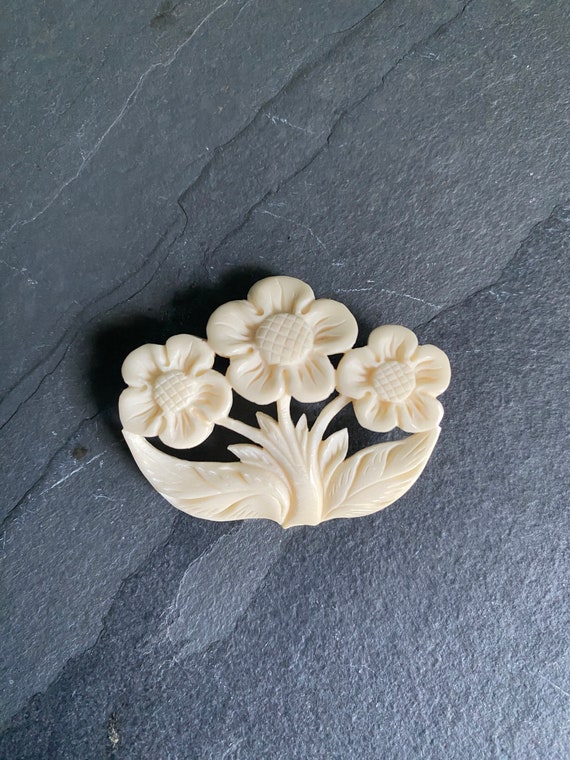 Antique Bone Brooch Daisy Pin / Flower Pin / Flowe