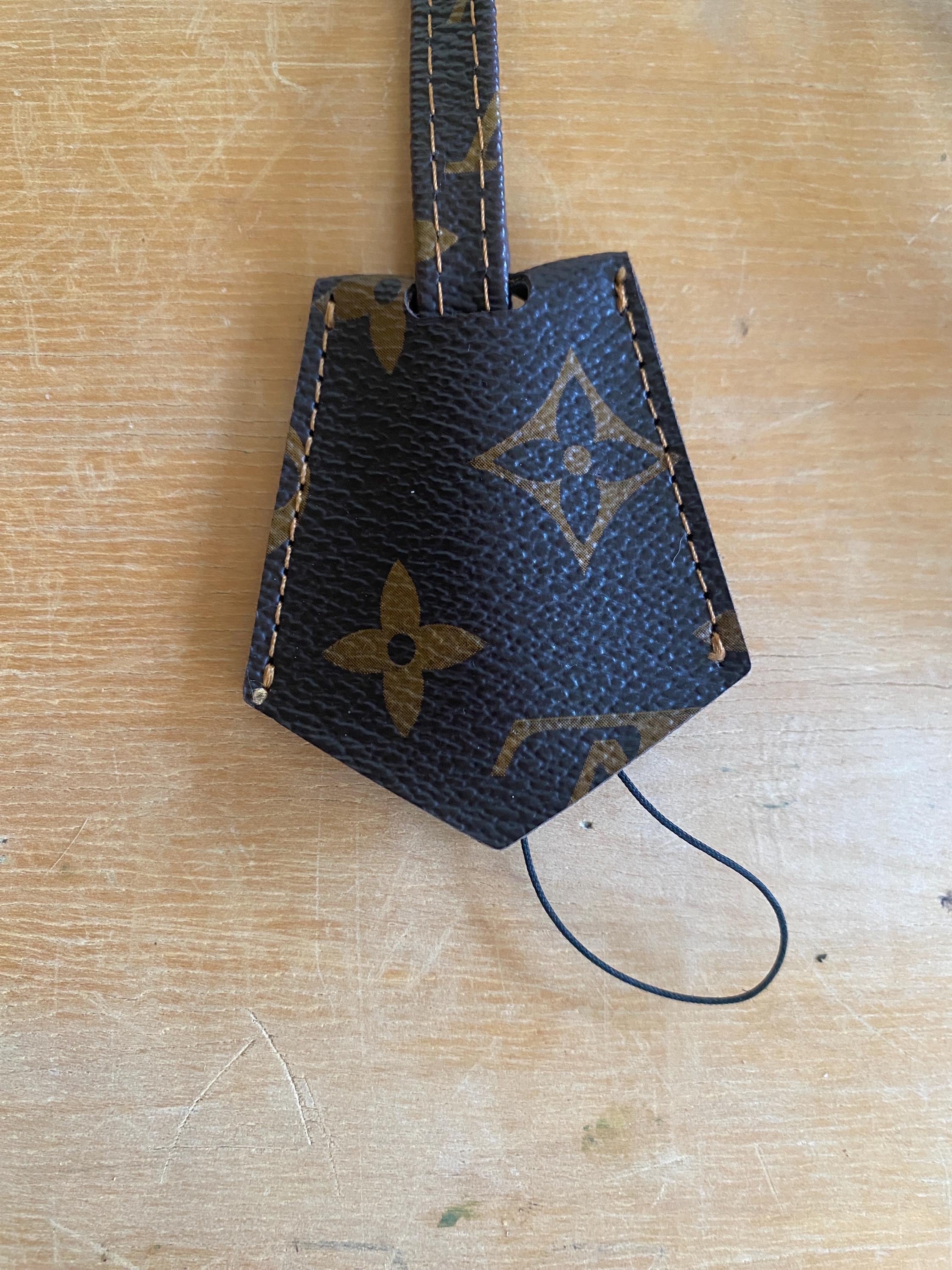 LOUIS VUITTON レザーキーホルダー Louis Vuitton レザー キーホルダー - メルカリ