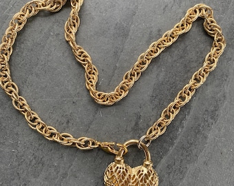 Collar vintage grande con candado en forma de corazón en tono dorado y cadena.