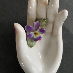 Main en porcelaine vintage avec pensées violettes / porte-bagues / porte-bagues / porte-bijoux