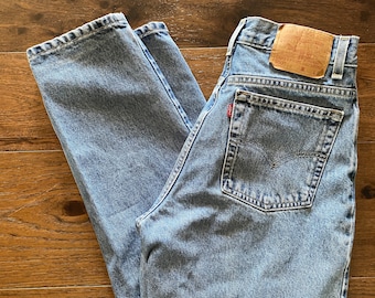 90’s 550 Women's Jeans Relaxed Fit Tapered legs 100% cotton Light Wash Made in  size 28 waist orange tag