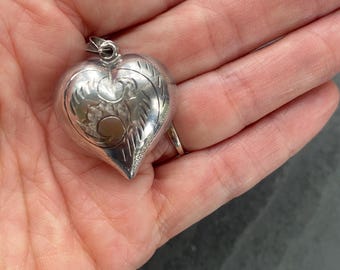 Collar vintage italiano de plata de ley con corazón abombado grabado.
