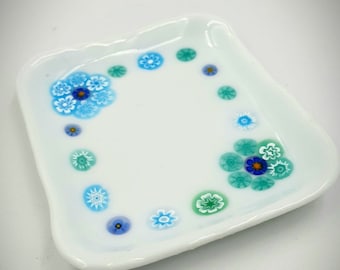 bol en verre fusionné blanc avec des fleurs bleues