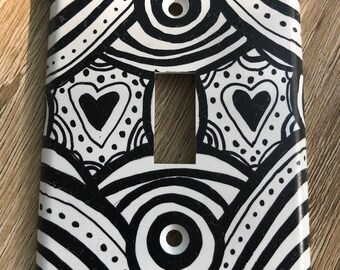 Placa de interruptor con corazones pintados a mano: decoración bohemia en blanco y negro