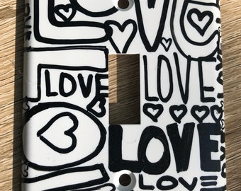 Placa de interruptor LOVE pintada a mano / Decoración acrílica en blanco y negro