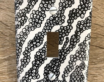 Placa de interruptor de palanca simple: dibujada a mano, en blanco y negro, con un toque de microbiología.