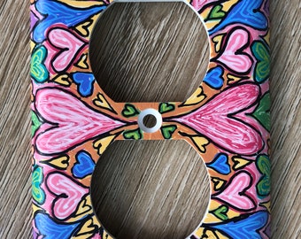 Placa de enchufe con corazones dibujados a mano: decoración acrílica colorida para el hogar