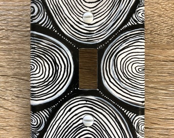 Placa de interruptor de luz con círculos abstractos en blanco y negro / Placa de pared de palanca simple dibujada a mano