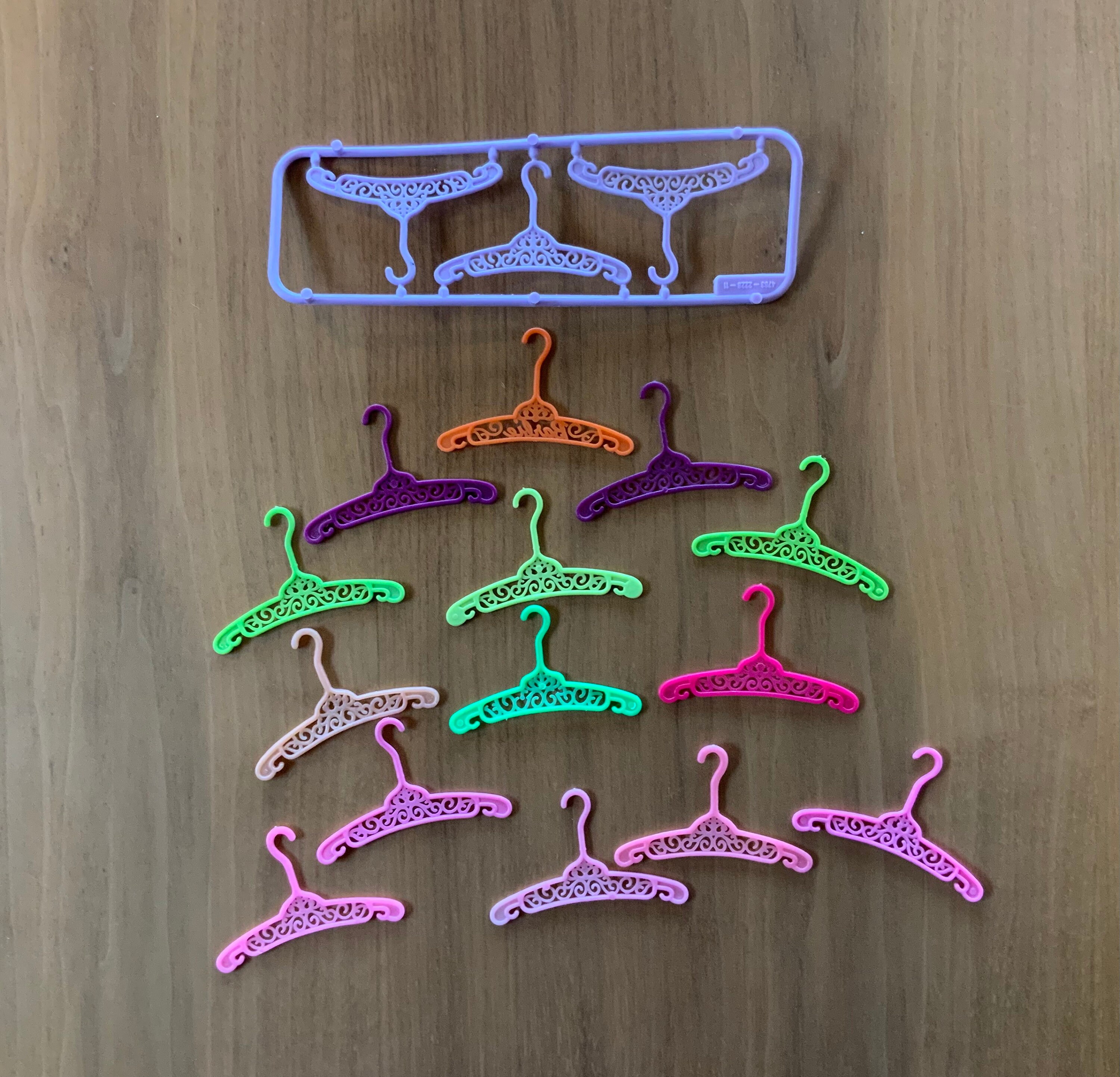 Lot of 17 vintage Barbie filigree doll plastic clothes hangers assorted colors