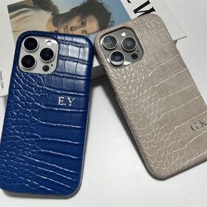 Gepersonaliseerde krokodillenleer iPhone-hoesje voor iPhone 15 Pro Max 14 Pro 13 12 monogram gegraveerde leren telefoonhoes voor iPhone, cadeau voor haar