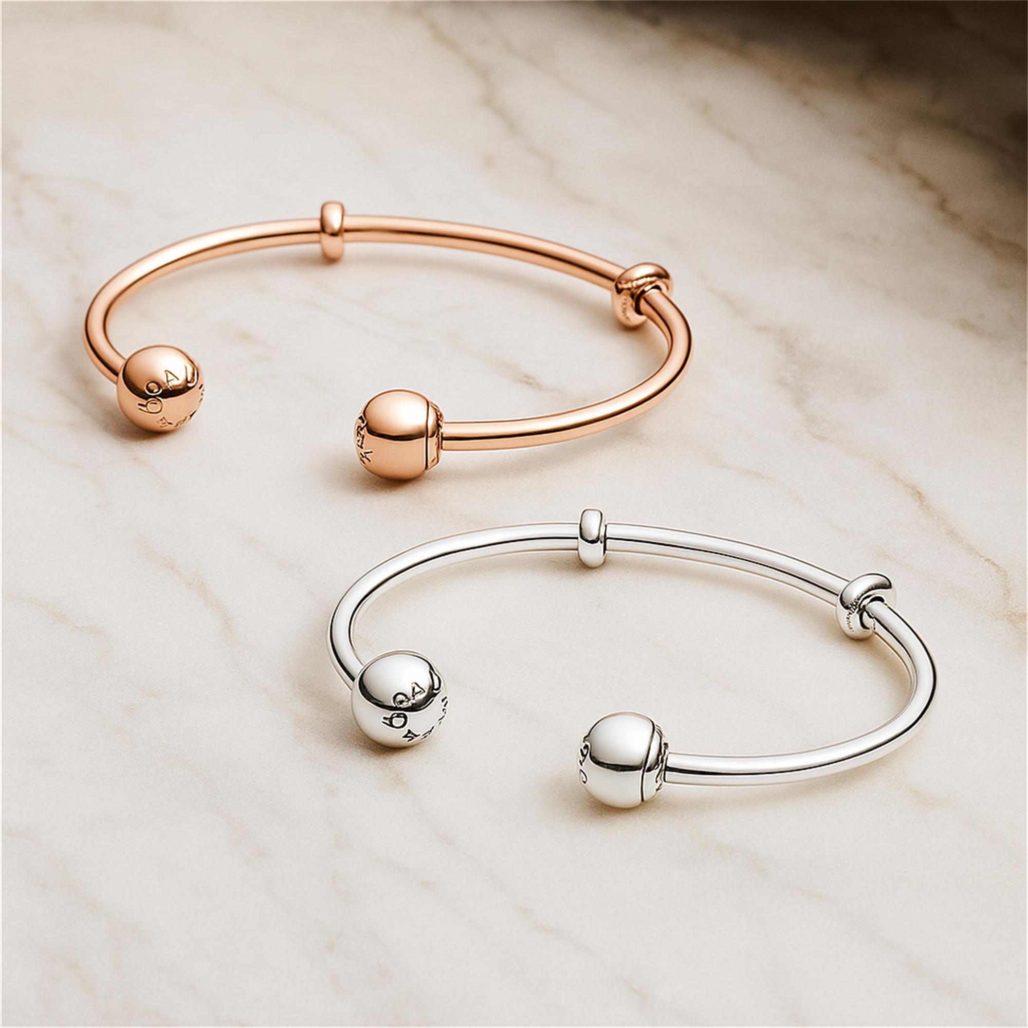 Pandora シルバーオープンバングル！　じゅ❣️ PANDORA（パンドラ）の「Moments オープン バングル（ブレスレット