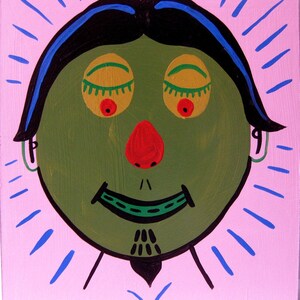 Peut inclure: Un personnage de dessin animé au visage vert, les yeux fermés, un nez rouge et une moustache verte. Le personnage est entouré de rayons bleus sur un fond rose.