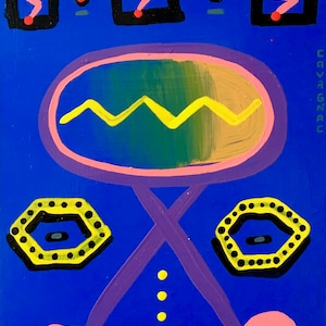 Puede incluir: Pintura abstracta sobre fondo azul con una forma ovalada rosa y naranja en el centro. El óvalo tiene una línea amarilla en zigzag en su interior. Hay dos líneas moradas que se cruzan y se extienden hasta la parte inferior de la pintura. También hay dos círculos rosas en la parte inferior de la pintura.