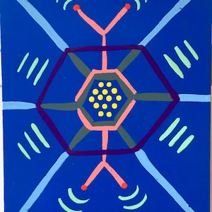 Op de afbeelding: Een kleurrijk abstract schilderij op een blauwe achtergrond met een paarse zeshoek in het midden. De zeshoek heeft een grijs midden met gele stippen en een roze Y-vormige figuur die zich uitstrekt vanaf de boven- en onderkant. Het schilderij is onderaan rechts gesigneerd met "CAVAGNAC".