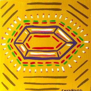 Op de afbeelding: Een gele achtergrond met een paarse, rode, witte en groene geometrische vorm in het midden. De vorm wordt omringd door een ring van witte, roze en groene stippen. De achtergrond heeft bruine lijnen.