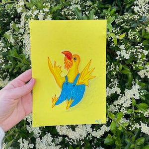 Divertida tarjeta de felicitación hecha a mano con un pollo con mono. Ilustración original de animales. Única. Postal para regalar o coleccionar.