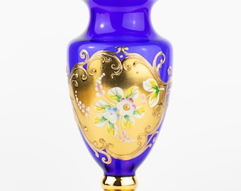 Jarrón checo bohemio de cristal azul cobalto impecable con flores de esmalte dorado, 6,5 pulgadas.