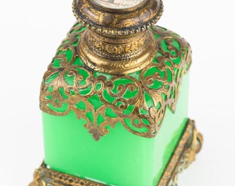 Frasco de perfume antigo francês em vidro opalino verde com montagem em bronze dourado e cena da Coluna de Alexandre pintada à mão, c. 1850.