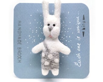 Schattig & klein wolvilt broche konijntje, sieraden gemaakt van wol, naaldvilt decoratief accessoire, konijn in korte broek, wit konijntje, pin