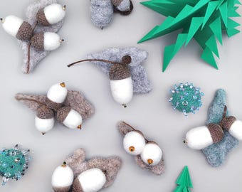 Eine einzigartige und einzigartige handgefertigte Broschen aus Eichelkappen, von Hand aus natürlicher Merinowolle gefilzt, mit Glaskristallen verziert