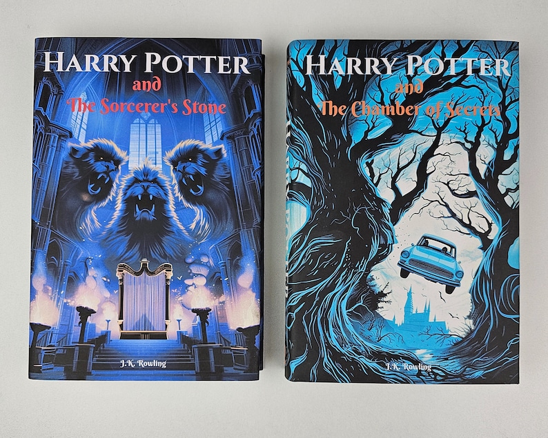 K&ouml;nnte beinhalten: Zwei Hardcover-B&uuml;cher mit blauen und schwarzen Umschl&auml;gen. Das erste Buch ist "Harry Potter und der Stein der Weisen" mit einem blauen Umschlag, der drei L&ouml;wenstatuen zeigt. Das zweite Buch ist "Harry Potter und die Kammer des Schreckens" mit einem blauen Umschlag, der ein Auto zeigt, das &uuml;ber ein Schloss fliegt.