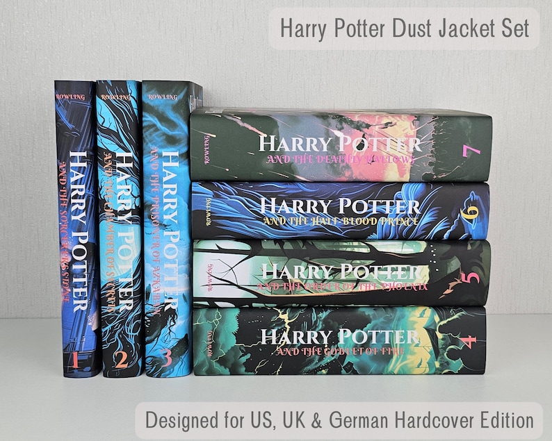 K&ouml;nnte beinhalten: Ein Set aus sieben Harry-Potter-Schutzumschl&auml;gen f&uuml;r die US-, UK- und deutschen Hardcover-Editionen der B&uuml;cher. Die Umschl&auml;ge sind in der Reihenfolge von Buch eins bis Buch sieben angeordnet, wobei die R&uuml;cken zum Betrachter zeigen. Jeder Umschlag hat ein einzigartiges Design, das vom entsprechenden Buch inspiriert ist.