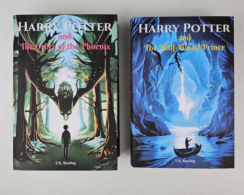 K&ouml;nnte beinhalten: Zwei Taschenb&uuml;cher, Harry Potter und der Orden des Ph&ouml;nix und Harry Potter und der Halbblutprinz, mit illustrierten Umschl&auml;gen.