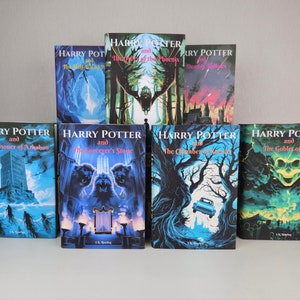 K&ouml;nnte beinhalten: Ein Set aus sieben Harry-Potter-B&uuml;chern mit bunten Covern, die Illustrationen aus der Reihe zeigen. Die B&uuml;cher sind in der Reihenfolge ihrer Ver&ouml;ffentlichung angeordnet, von "Harry Potter und der Stein der Weisen" bis "Harry Potter und die Heiligt&uuml;mer des Todes."