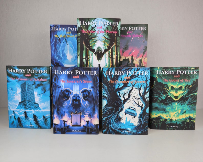 K&ouml;nnte beinhalten: Ein Set aus sieben Harry-Potter-B&uuml;chern mit bunten Covern, die Illustrationen aus der Reihe zeigen. Die B&uuml;cher sind in der Reihenfolge ihrer Ver&ouml;ffentlichung angeordnet, von "Harry Potter und der Stein der Weisen" bis "Harry Potter und die Heiligt&uuml;mer des Todes."