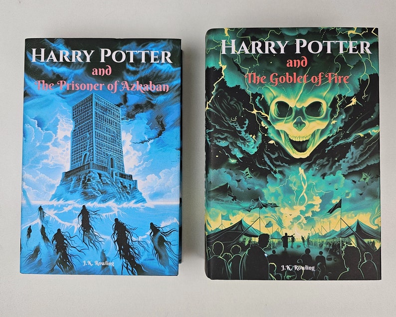 K&ouml;nnte beinhalten: Zwei Harry-Potter-Taschenb&uuml;cher. Das Buch links ist "Harry Potter und der Gefangene von Askaban" mit einem blauen und wei&szlig;en Cover, das ein hohes Geb&auml;ude auf einer felsigen Insel zeigt. Das Buch rechts ist "Harry Potter und der Feuerkelch" mit einem gr&uuml;nen und schwarzen Cover, das einen Sch&auml;del mit einem bedrohlichen Ausdruck zeigt.