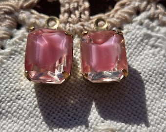 Colgantes rectangulares de lujo con forma de rosa rosa y engaste dorado.
