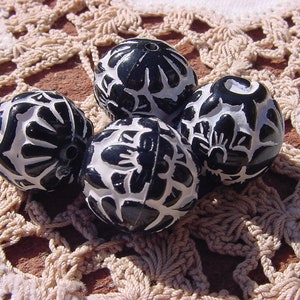 Black White Graphic Jet Black Alabaster White Tribal Graphic FUN Vintage Lucite Beads