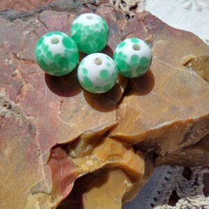 Cuentas de vidrio de lampwork japonés vintage de 10 mm con manchas verdes de jade jadeíta imagen 4