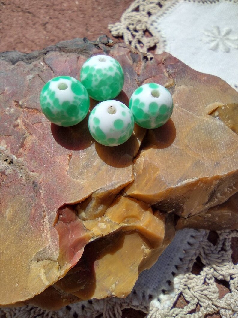 Cuentas de vidrio de lampwork japonés vintage de 10 mm con manchas verdes de jade jadeíta imagen 4
