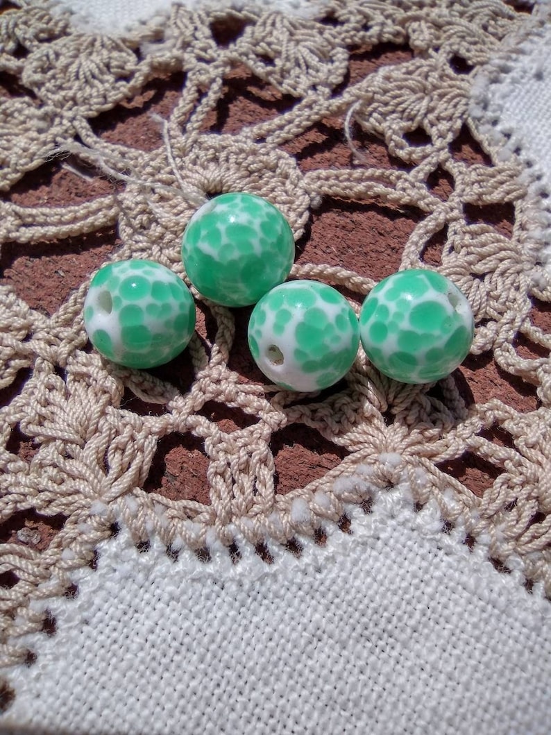 Cuentas de vidrio de lampwork japonés vintage de 10 mm con manchas verdes de jade jadeíta imagen 1