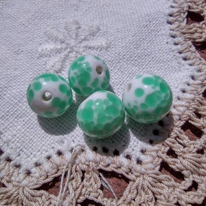 Cuentas de vidrio de lampwork japonés vintage de 10 mm con manchas verdes de jade jadeíta imagen 6