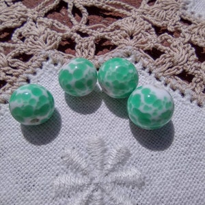 Cuentas de vidrio de lampwork japonés vintage de 10 mm con manchas verdes de jade jadeíta imagen 5