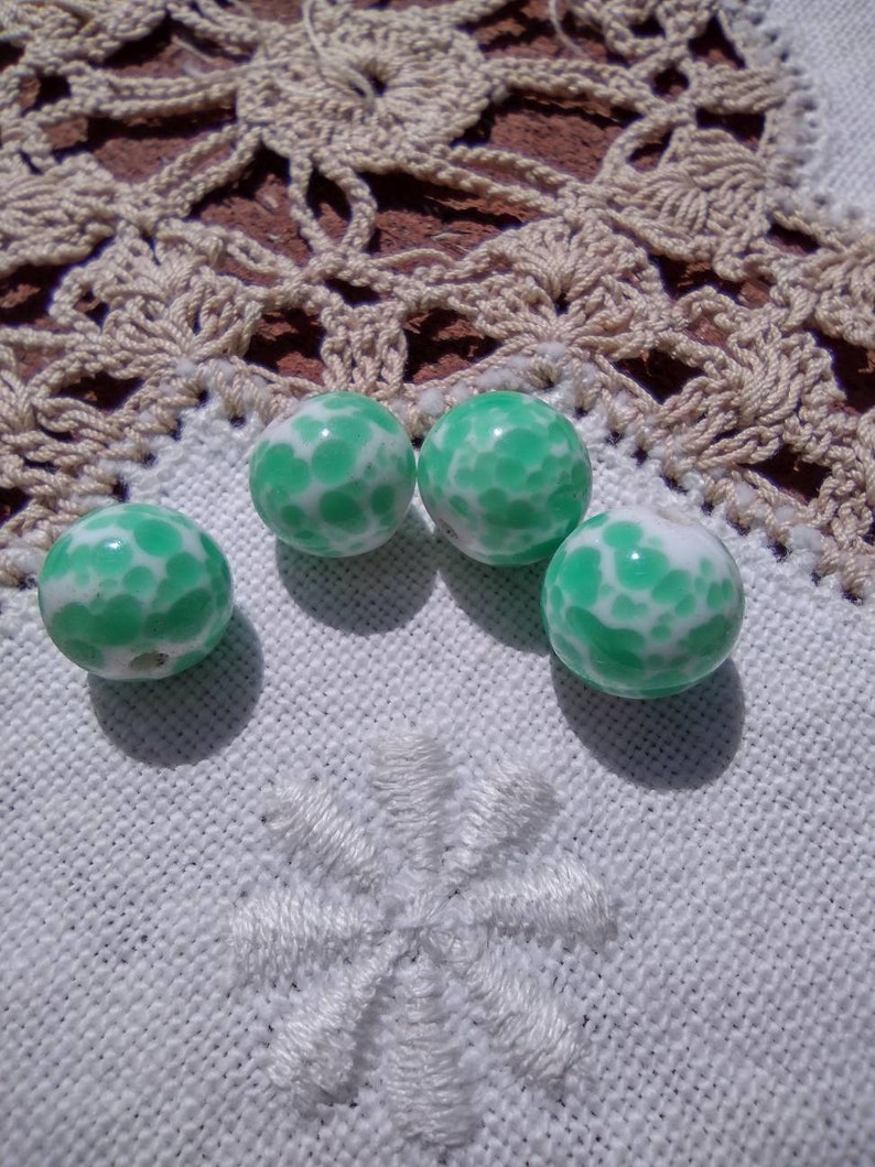 Cuentas de vidrio de lampwork japonés vintage de 10 mm con manchas verdes de jade jadeíta imagen 5