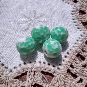 Cuentas de vidrio de lampwork japonés vintage de 10 mm con manchas verdes de jade jadeíta imagen 3