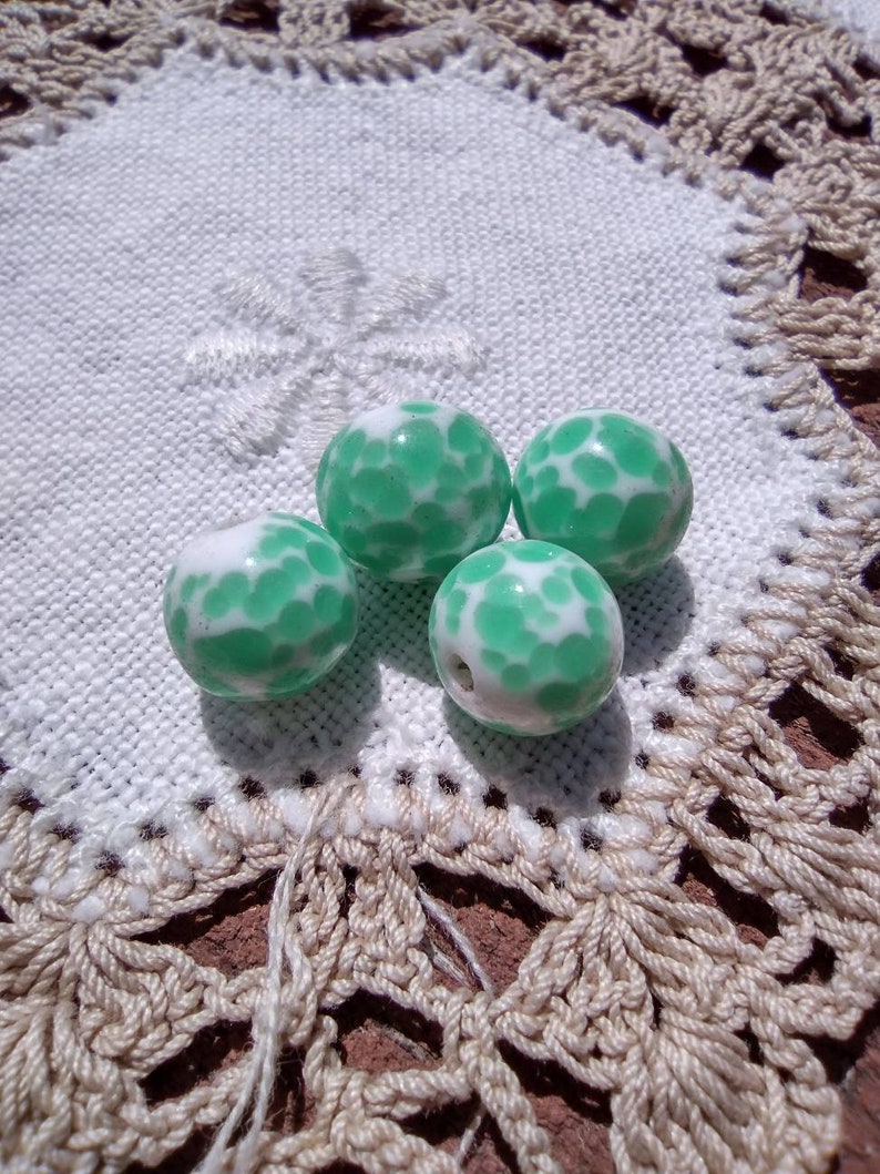 Cuentas de vidrio de lampwork japonés vintage de 10 mm con manchas verdes de jade jadeíta imagen 3