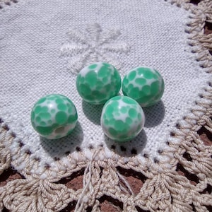 Cuentas de vidrio de lampwork japonés vintage de 10 mm con manchas verdes de jade jadeíta imagen 2