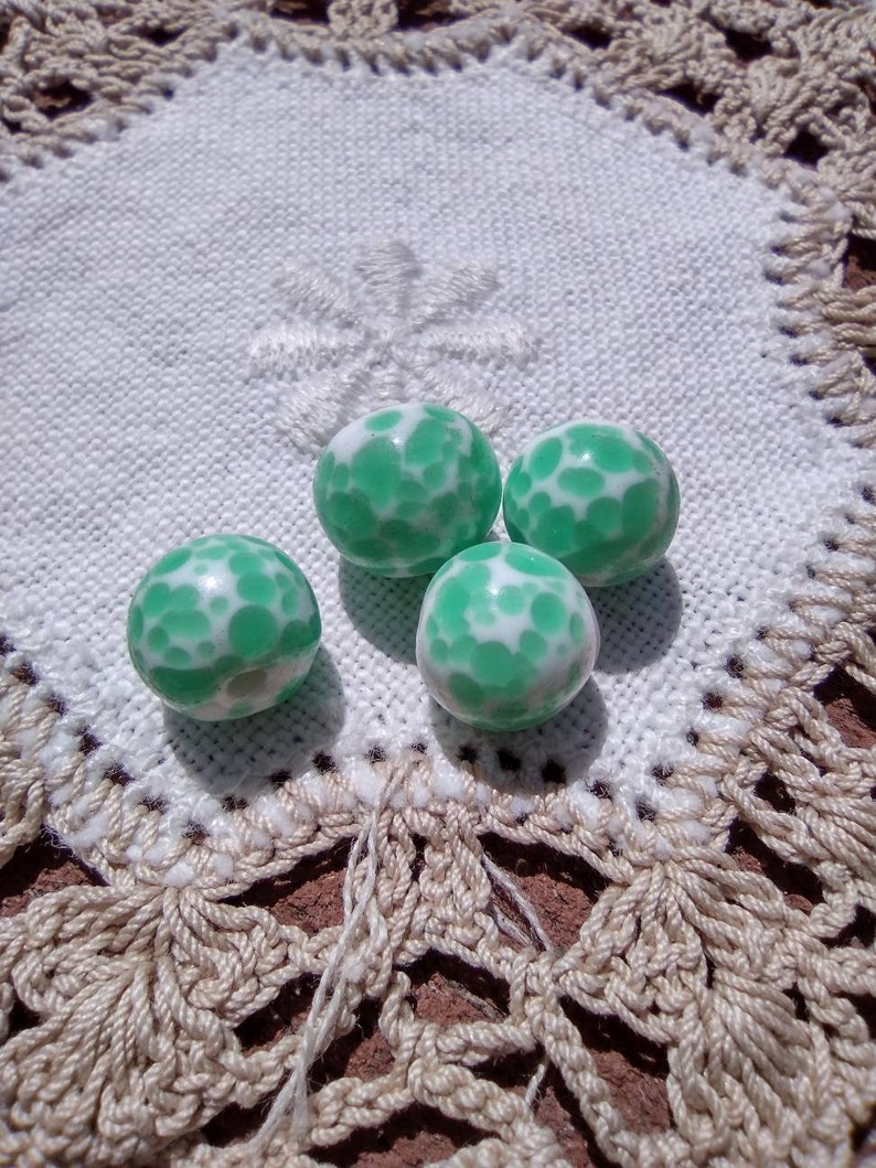 Cuentas de vidrio de lampwork japonés vintage de 10 mm con manchas verdes de jade jadeíta imagen 2