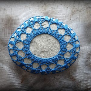 Crochet, Crochet Patterns, Crochet Gifts, Wedgewood Crocheted Lace Stone, DIY Instruction Guide, Doily Covered River Rock, Monicaj