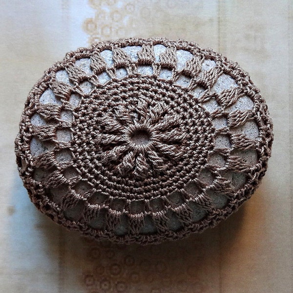 Idées cadeaux, Pierre de dentelle au Crochet, Art, décor Original, maison, collectionner, doux fil brun sur une pierre grise brunâtre, à la main