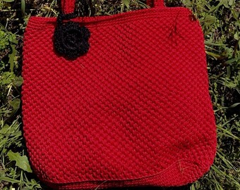 Bolso de mano de ganchillo rojo vibrante hecho a mano con acento de flor negra - Bolso de punto resistente para uso diario, accesorio único hecho artesanalmente