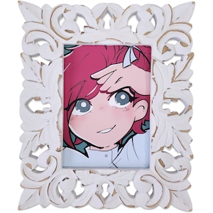 Könnte beinhalten: Ein weißer, verzierter Rahmen mit einer bunten Illustration einer Person mit rosa Haaren, blauen Augen und einem weißen Hemd. Die Person lächelt und hat die Hand an die Stirn gelegt.